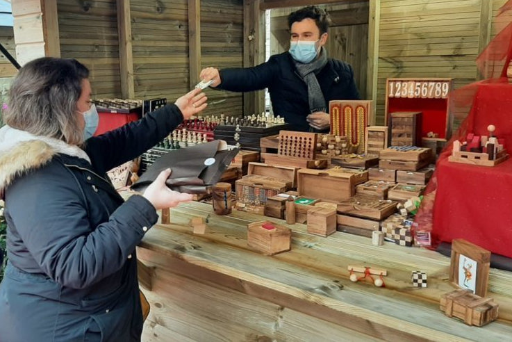Stand de jeu en bois avec vente de casse-têtes, idée cadeau originale pour Noël