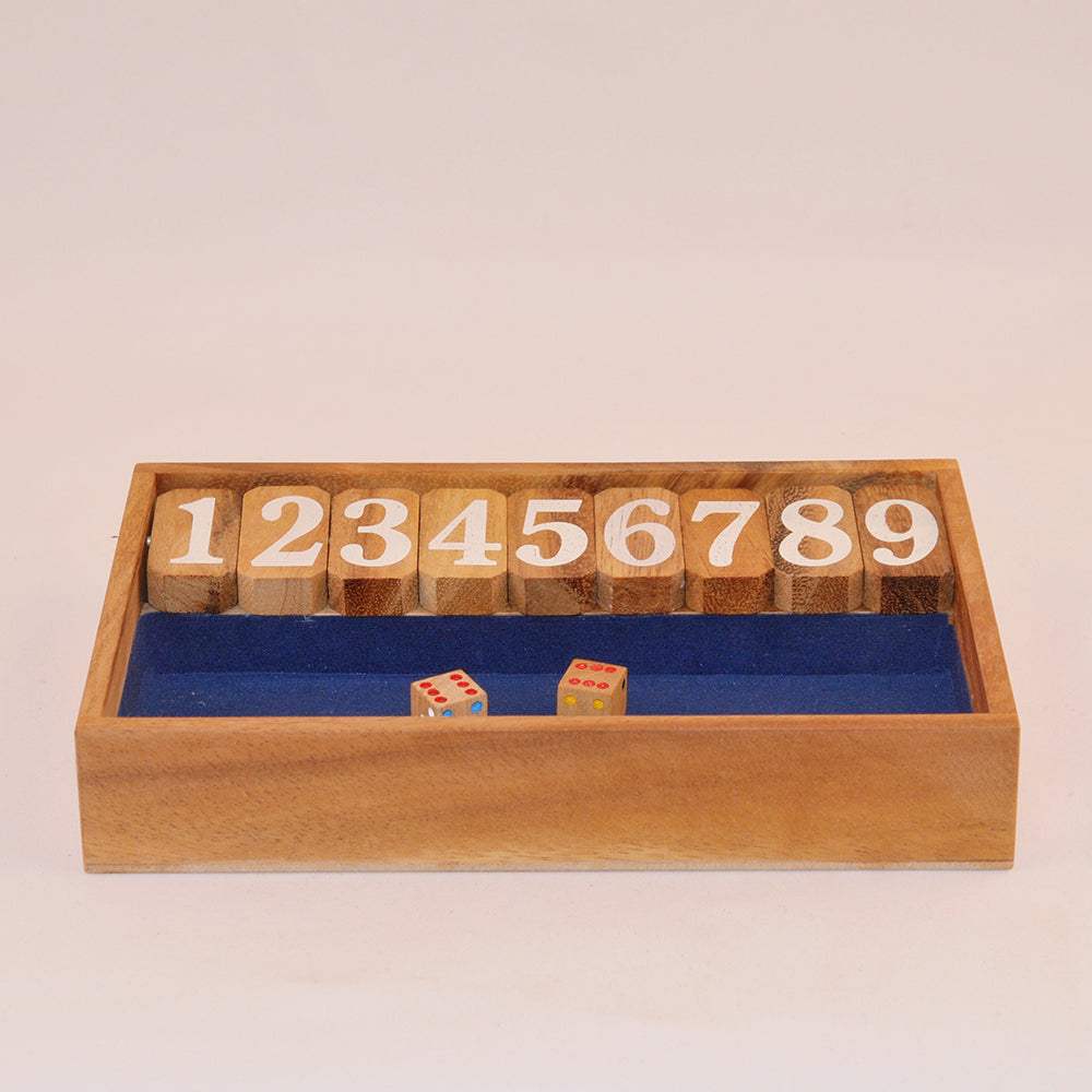 jeu Shut the box en bois avec dés et chiffres à refermer, convivial en famille