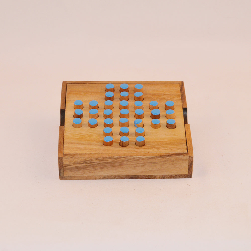jeu solitaire en bois niveau 5 avec plateau et pions, défi stratégie adulte intemporel
