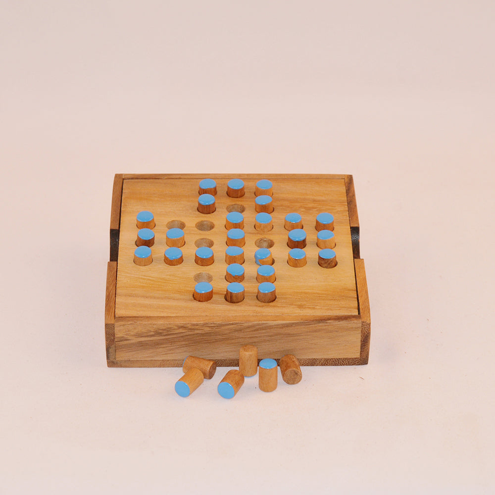 jeu solitaire en bois niveau 5 avec plateau et pions, défi stratégie adulte intemporel