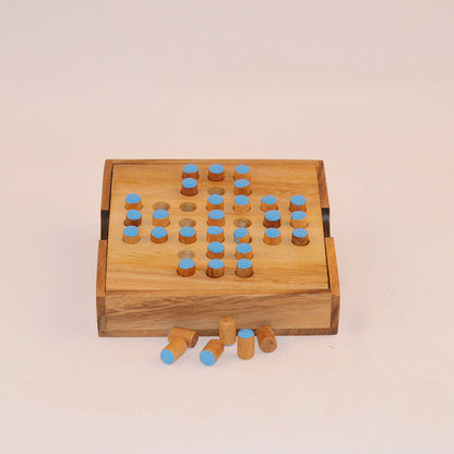 jeu solitaire en bois niveau 5 avec plateau et pions, défi stratégie adulte intemporel