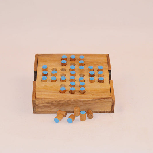 jeu solitaire en bois niveau 5 avec plateau et pions, défi stratégie adulte intemporel